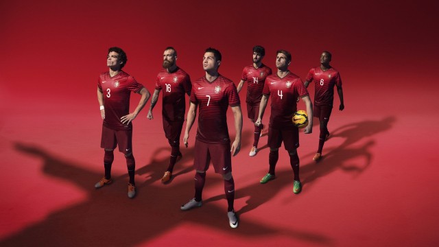 伊朗门将扑球滑进雪堆消失3秒，观众惊呼“魔术门将”