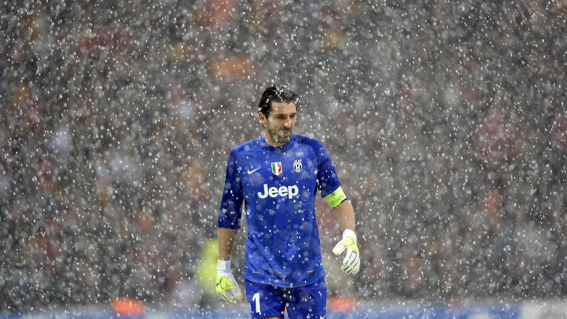 《全球电竞大赛门票销售火爆，票价创新高》，全球电竞联赛线下总决赛