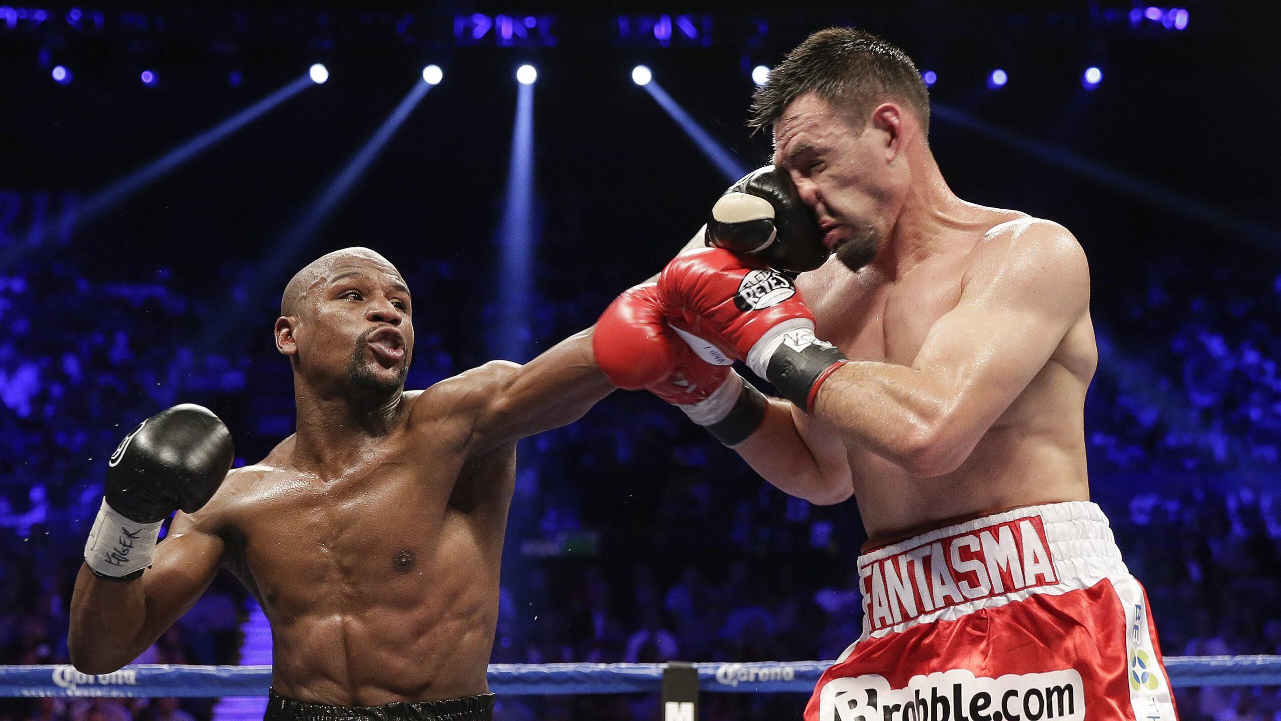 中国足球比赛火爆热播，球员表现逐渐成熟，中国足球队的比赛