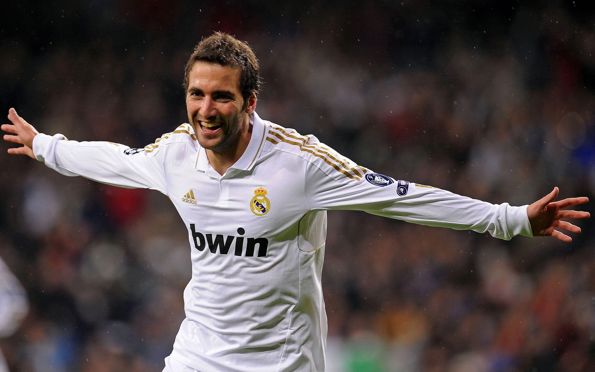 中国队中场罗德里格斯在巴黎奥运会上展现出强大的组织能力,罗德里格斯短跑运动员