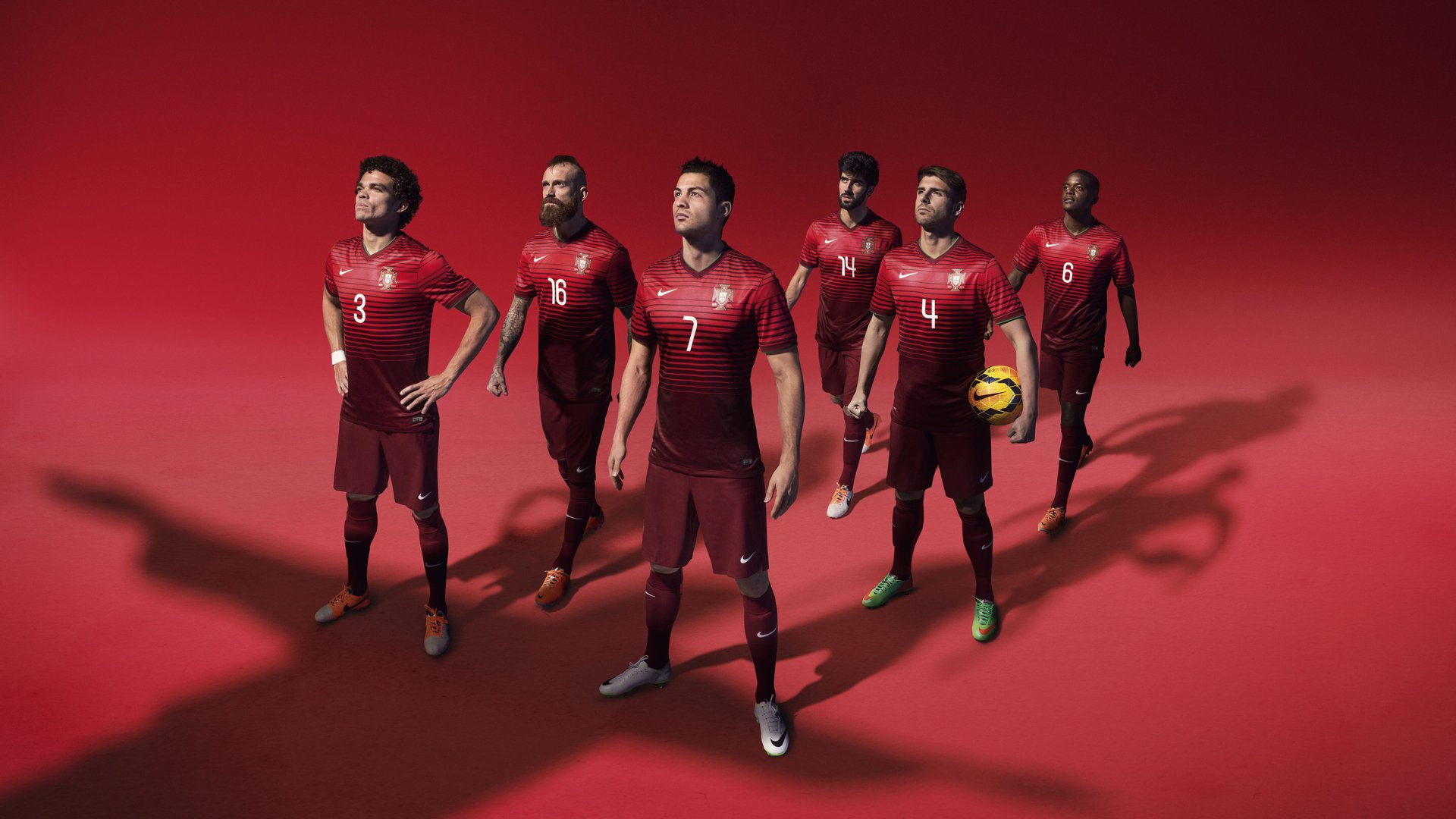 伊朗门将扑球滑进雪堆消失3秒，观众惊呼“魔术门将”